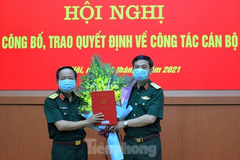 Thượng tướng Phan Văn Giang (bên phải) trao Quyết định bổ nhiệm cho Trung tướng Trịnh Văn Quyết. (Nguồn: Tiền Phong)