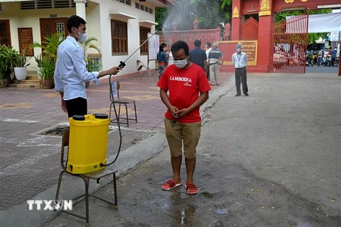 Khử khuẩn phòng lây nhiễm COVID-19 tại Phnom Penh, Campuchia, ngày 30/4/2021. (Ảnh: AFP/TTXVN)