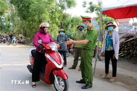 Lực lượng chức năng chốt chặn các lối ra vào tại xã Mão Điền, huyện Thuận Thành, tỉnh Bắc Ninh. (Ảnh: Đinh Văn Nhiều/TTXVN)