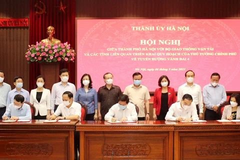 Ký kết thỏa thuận hợp tác giữa Bộ Giao thông Vận tải và thành phố Hà Nội cùng các tỉnh liên quan về triển khai tuyến đường vành đai 4. (Nguồn: Hanoi.gov.vn)