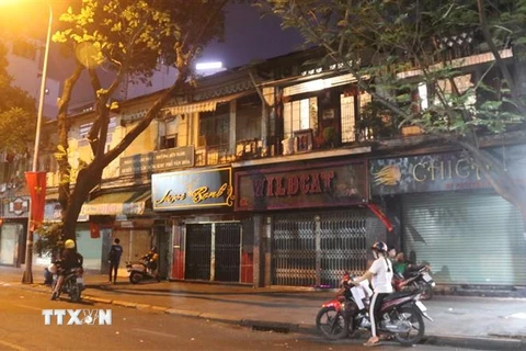 Các quán bar, karaoke trên đường Huỳnh Thúc Kháng (quận 1, Thành phố Hồ Chí Minh) tạm dừng hoạt động. (Ảnh: Thu Hương/TTXVN)