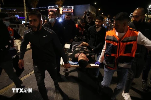 Chuyển người bị thương sau vụ đụng độ giữa cảnh sát Israel và người Palestine tại Đông Jerusalem, ngày 22/4/2021. (Ảnh: THX/TTXVN)