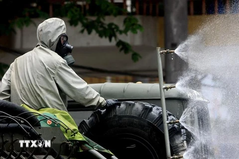 Lực lượng lực lượng hóa học Quân khu 3 phun khử khuẩn Bệnh viện Đa khoa tỉnh Thái Bình. (Ảnh: Thế Duyệt/TTXVN)