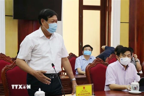 Thứ trưởng Bộ Y tế Đỗ Xuân Tuyên phát biểu tại buổi làm việc với lãnh đạo tỉnh Bắc Ninh. (Ảnh: Thái Hùng/TTXVN)