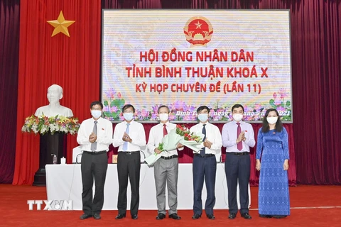 Ông Phan Văn Đăng (thứ 3 từ phải sang) được bầu làm Phó Chủ tịch UBND tỉnh Bình Thuận. (Ảnh: Hồng Hiếu/TTXVN)