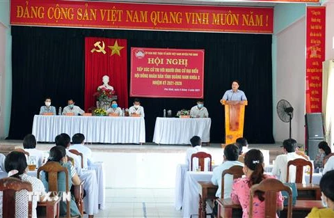 Các ứng cử viên đại biểu Quốc hội và Hội đồng nhân dân các cấp trong tỉnh Quảng Nam tiếp xúc cử tri. (Ảnh: Trần Tĩnh/TTXVN)