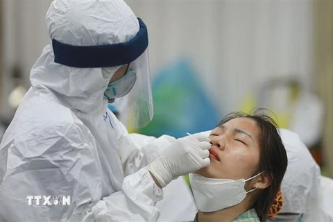 Lực lượng y tế lấy mẫu xét nghiệm cho công nhân Công ty trách nhiệm hữu hạn Samsung Electronics Việt Nam. (Ảnh: TTXVN phát)