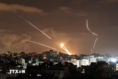 Rocket được phóng từ Dải Gaza xuống Israel, ngày 12/5/2021. (Ảnh: THX/TTXVN)