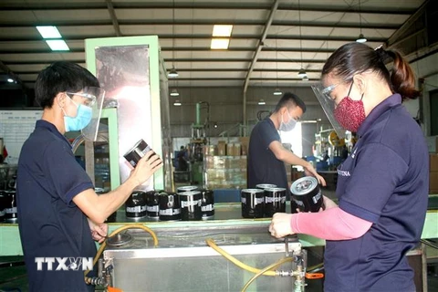 Công nhân Công ty trách nhiệm hữu hạn Lafien Vina (Khu công nghiệp Hòa Khánh mở rộng, thành phố Đà Nẵng) thực hiện nghiêm quy định về phòng, chống dịch khi lao động. (Ảnh: Quốc Dũng/TTXVN)
