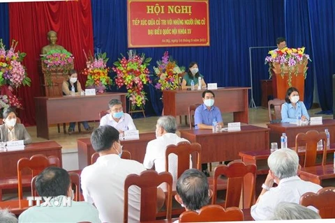Quang cảnh một buổi tiếp xúc giữa cử tri với người ứng cử đại biểu Quốc hội ở Phú Yên. (Ảnh: Xuân Triệu/TTXVN)