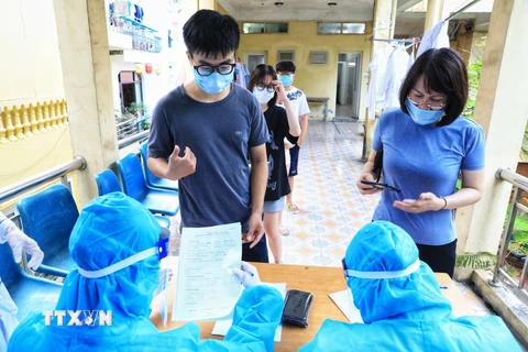 Người dân quận Hoàn Kiếm làm thủ tục khai báo y tế trước khi lấy mẫu xét nghiệm COVID-19 (ảnh chụp chiều 15/5). (Ảnh: Thành Đạt/TTXVN)