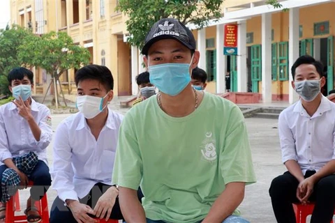 Lấy mẫu xét nghiệm cho học sinh và thầy cô giáo Trường Trung học phổ thông Lê Quý Đôn, huyện Trực Ninh, tỉnh Nam Định. (Ảnh: Văn Đạt/TTXVN)