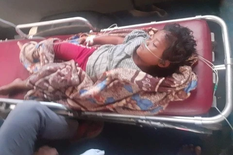 Một cháu bé bị thương đang được cấp cứu tại bệnh viện. (Nguồn: VietNamNet)