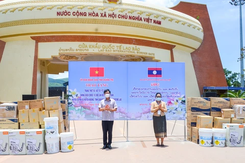Phó Chủ tịch Ủy ban Nhân dân tỉnh Hoàng Nam và Phó Tỉnh trưởng Savannakhet Ling Thong Xẻng Tà Văn tại lễ trao tặng trang thiết bị, vật tư y tế phòng, chống dịch bệnh COVID-19. (Nguồn: Báo Quảng Trị)