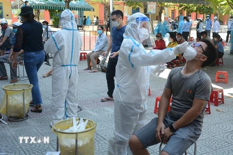 Nhân viên y tế lấy mẫu xét nghiệm cho người dân Đà Nẵng. (Ảnh: Văn Dũng/TTXVN)