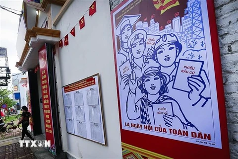 Các bảng tuyên truyền phục vụ công tác bầu cử an toàn trong đại dịch được đặt nhiều nơi tại phường Đồng Tiến, thành phố Hòa Bình. (Ảnh: Trọng Đạt/TTXVN)