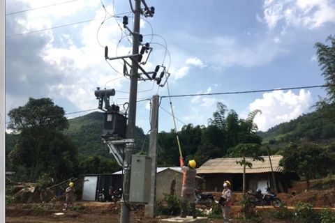 Công nhân Điện lực Sông Mã thực hiện đóng điện vào trạm biến áp Ten Ư. (Nguồn: Congthuong.vn)