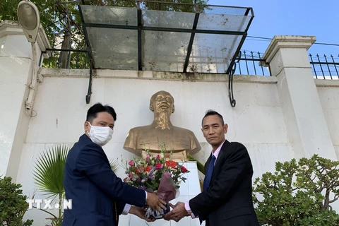 Đại sứ Nguyễn Thành Vinh (bên trái) dâng hoa tại khuôn viên Bác Hồ tại trụ sở Đại sứ quán Việt Nam ở thủ đô Algiers. (Ảnh: Tấn Đạt/TTXVN)