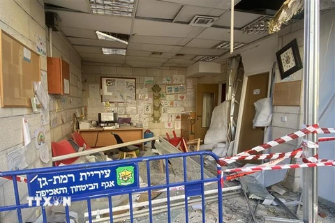 Tên lửa Hamas rơi xuống Tel Aviv khiến một cửa hiệu gần hiện trường bị phá hỏng toàn bộ tài sản do sức ép từ vụ nổ. (Ảnh: TTXVN phát)