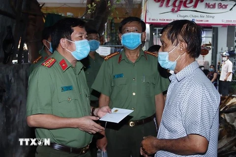 Đại tá Đinh Văn Nơi, Giám đốc Công an tỉnh An Giang,thăm hỏi, động viên và hỗ trợ cho gia đình ông Đỗ Thành Thọ. (Ảnh: Công Mạo/TTXVN)