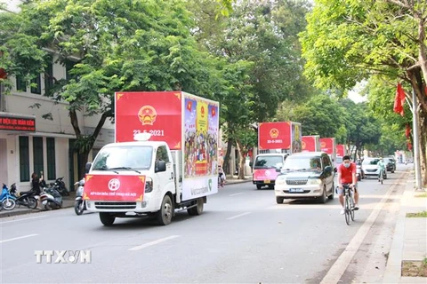 Đoàn xe thông tin lưu động diễu hành trên đường phố Hà Nội. (Ảnh: Đinh Thuận/TTXVN)