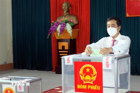 Ủy viên Trung ương Đảng, Bí thư Tỉnh ủy Thái Bình Ngô Đông Hải bỏ phiếu bầu tại khu vực bỏ phiếu số 4 phường Trần Hưng Đạo, thành phố Thái Bình. (Ảnh: Thế Duyệt/TTXVN)