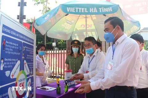 Công tác phòng chống dịch COVID-19 tại các khu vực bỏ phiếu ở Hà Tĩnh được kích hoạt ở mức cao nhất. (Ảnh: Hoàng Ngà/TTXVN)