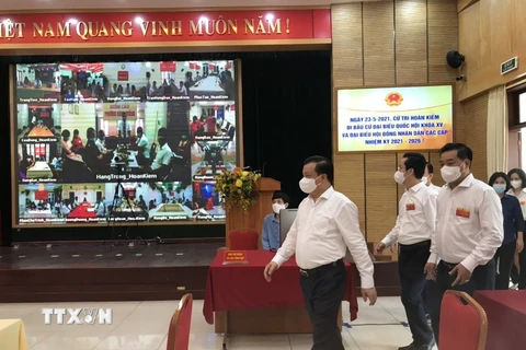 Ông Đinh Tiến Dũng, Ủy viên Bộ Chính trị, Bí thư Thành ủy Hà Nội đi kiểm tra tại một số điểm bầu cử. (Ảnh: Nguyễn Văn Cảnh/TTXVN)