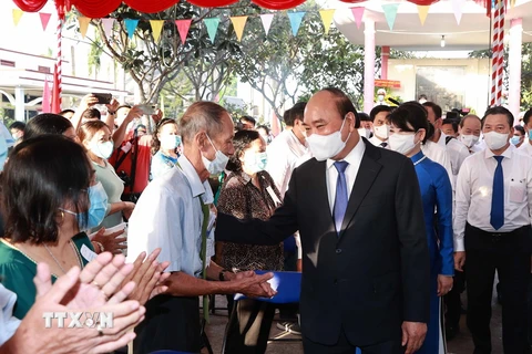 Chủ tịch nước Nguyễn Xuân Phúc với cử tri đi bỏ phiếu tại khu vực bỏ phiếu số 041, đơn vị bầu cử số 10 thuộc thị trấn Củ Chi. (Ảnh: Thống Nhất/TTXVN)