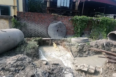 Nước thải vô tư xả thẳng ra môi trường tại Cụm Công nghiệp Phú Lâm ở Bắc Ninh. (Nguồn: Thanhtra.com.vn)