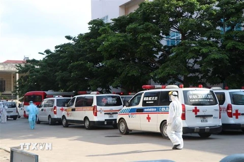 Đoàn xe cứu thương chuyển bệnh nhân từ Bệnh viện K về Bệnh viện Trường Đại học Kỹ thuật Y tế Hải Dương chiều 16/5. (Ảnh Mạnh Minh/TTXVN)