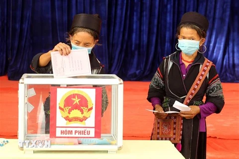 Người dân bỏ phiếu tại điểm bầu cử số 1, phường Hàm Rồng, thị xã Sa Pa, tỉnh Lào Cai. (Ảnh: Quốc Khánh/TTXVN)