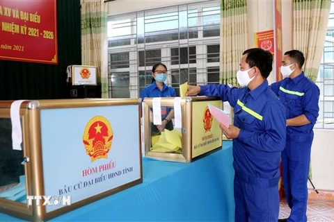 Công nhân ngành than tại tỉnh Quảng Ninh bỏ phiếu bầu. (Ảnh: Văn Đức/TTXVN)