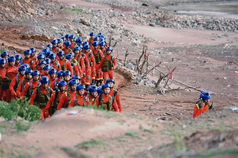 Lực lượng cứu hộ tìm kiếm các nạn nhân trong cuộc chạy marathon tại khu vực Rừng đá sông Hoàng Hà ở tỉnh Cam Túc, Trung Quốc, ngày 23/5/2021. (Ảnh: THX/TTXVN)