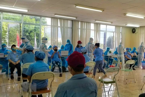 Lấy mẫu xét nghiệm SARS-CoV-2 cho người lao động tại các Khu công nghiệp ở Đà Nẵng. (Ảnh: TTXVN phát)