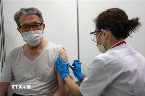 Tiêm vaccine ngừa COVID-19 cho người dân tại Tokyo, Nhật Bản ngày 24/5/2021. (Ảnh: AFP/TTXVN)