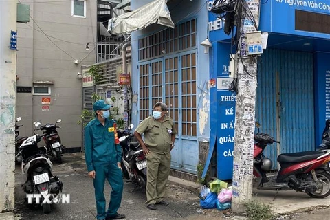 Lực lượng chức năng chốt chặn tại một hẻm nơi có điểm sinh hoạt của giáo phái truyền giáo Phục Hưng ở Thành phố Hồ Chí Minh. (Ảnh: Hồng Giang/TTXVN)
