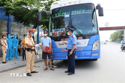 Ảnh minh họa. Lực lượng liên ngành kiểm tra 1 xe khách tại chốt cầu Non Nước, thành phố Ninh Bình trong ngày đầu ra quân. (Ảnh: Đức Phương/TTXVN)