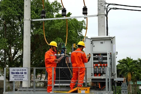 Công nhân Tổng Công ty Điện lực thành phố Hà Nội vận hành cung cấp điện. (Ảnh: Ngọc Hà/TTXVN)