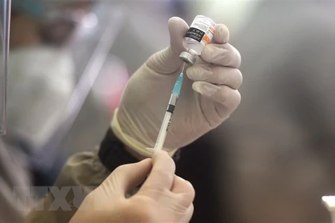 Nhân viên y tế chuẩn bị tiêm vaccine ngừa COVID-19 cho người dân tại Jakarta, Indonesia. (Ảnh: THX/TTXVN)