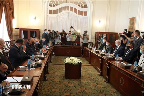 Ngoại trưởng Ai Cập Sameh Shoukry (thứ 3, trái) trong cuộc gặp người đồng cấp Israel Gabi Ashkenazi (thứ 2, phải) ở thủ đô Cairo, ngày 30/5/2021. (Ảnh: THX/TTXVN)