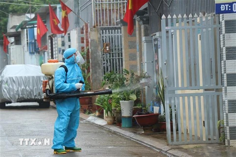 Nhân viên y tế ở Đắk Lắk phun khử khuẩn. (Nguồn: TTXVN)
