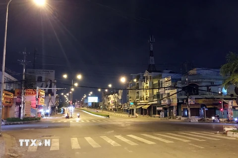 Ngã tư chợ Cầu (nút giao đường Tô Ký-Nguyễn Văn Quá) lúc 22 giờ ngày 30/5, 'cửa ngõ' hướng vào quận Gò Vấp khá vắng vẻ trước giờ giãn cách xã hội. 