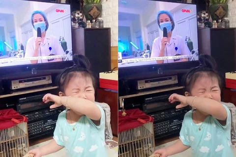 Hình ảnh em bé khóc khi thấy mẹ trên tivi. 