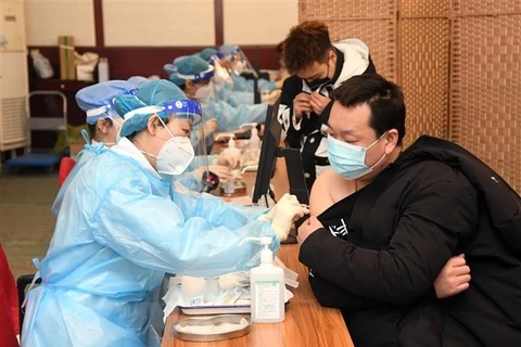 Nhân viên y tế tiêm vaccine phòng COVID-19 cho người dân Trung Quốc. (Ảnh: THX/TTXVN)