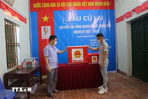 Chuẩn bị hòm phiếu cho đơn vị bầu cử số 4-Khu vực bầu cử lại đại biểu Hội đồng Nhân dân xã Tráng Việt nhiệm kỳ 2021-2026. (Ảnh Mạnh Khánh/TTXVN)