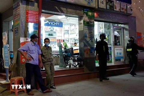 Lực lượng Công an tỉnh Đồng Nai khám xét nhà thuốc Mẫn Sơn Minh trên địa bàn thành phố Biên Hòa, Đồng Nai. (Ảnh: Lê Xuân/TTXVN)