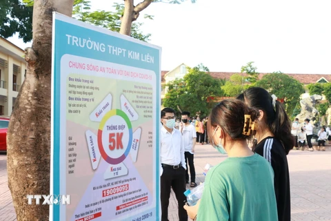 Tại điểm thi Trường THPT Kim Liên (Nam Đàn) công tác tuyên truyền việc thực hiện thông điệp 5K để nâng cao ý thức phòng bệnh cho các thí sinh được thực hiện nghiêm túc. (Ảnh: Bích Huệ/TTXVN)