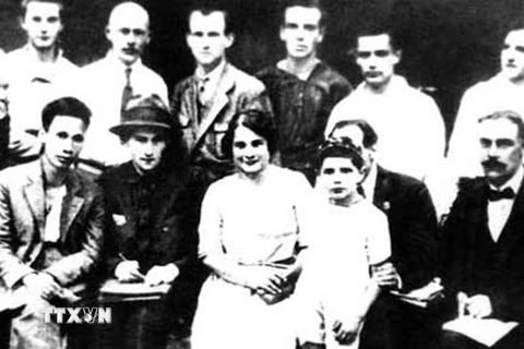 Đồng chí Nguyễn Ái Quốc (người đầu tiên bên trái, hàng ngồi) với một số đại biểu tham dự Đại hội lần thứ 5 Quốc tế cộng sản tại Moskva, từ 17/6-8/7/1924. (Ảnh: Tư liệu/TTXVN phát)