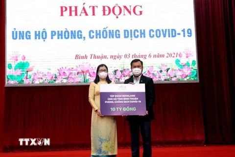 Các doanh nghiệp đóng góp ủng hộ phòng, chống dịch COVID-19. (Ảnh: Nguyễn Thanh/TTXVN)